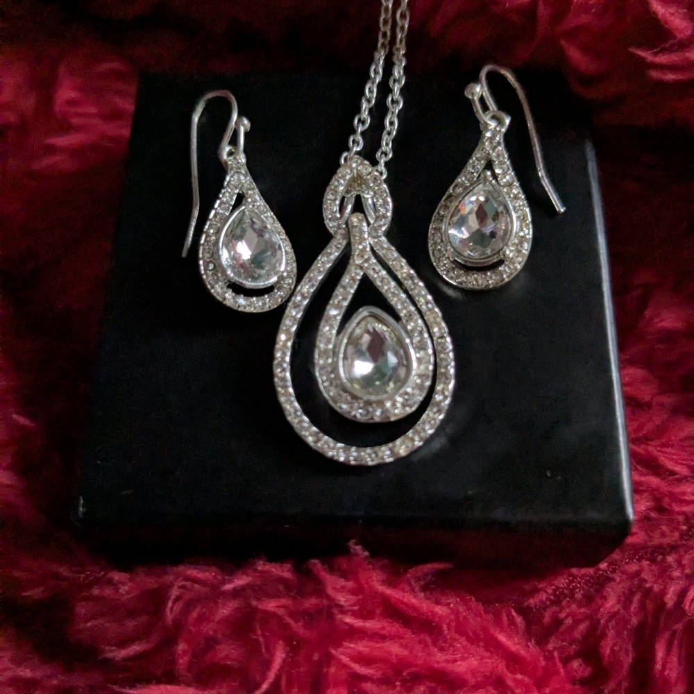 Elegant Silver Teardrop Jewelry Set